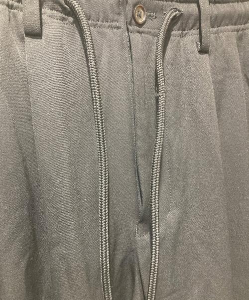 MARKAWARE（マーカウェア）MARKAWARE (マーカウェア) TRIPLE PLEATED EASY TROUSERS ORGANIC WOOL ブラック サイズ:1の古着・服飾アイテム