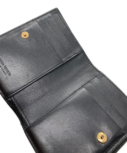 BOTTEGA VENETA（ボッテガベネタ）BOTTEGA VENETA (ボッテガベネタ) カセットスモールコンパクトイントレチャートウォレット ブラックの古着・服飾アイテム