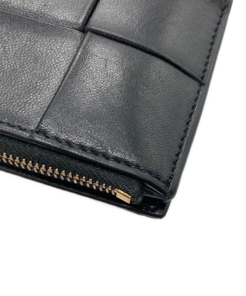 BOTTEGA VENETA（ボッテガベネタ）BOTTEGA VENETA (ボッテガベネタ) カセットスモールコンパクトイントレチャートウォレット ブラックの古着・服飾アイテム