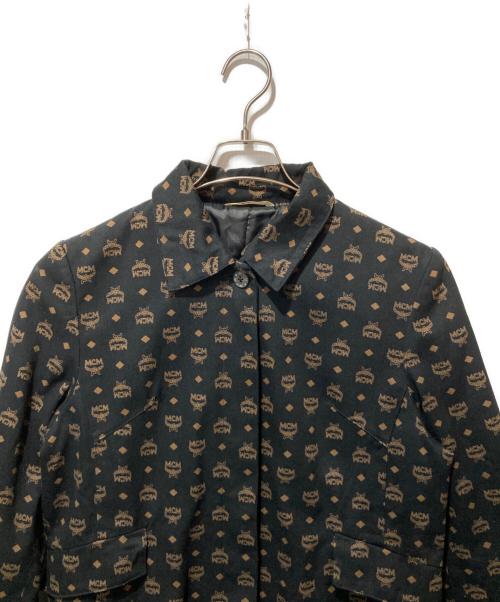 MCM（エムシーエム）MCM (エムシーエム) 総柄マルチロゴジャケット ブラック サイズ:Lの古着・服飾アイテム