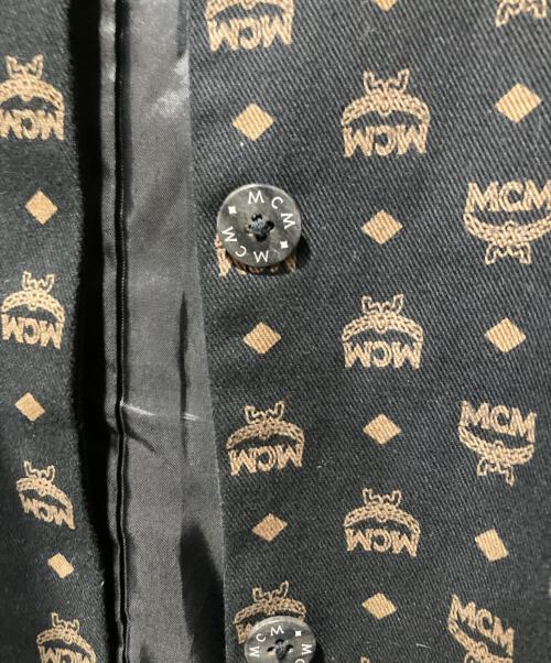 MCM（エムシーエム）MCM (エムシーエム) 総柄マルチロゴジャケット ブラック サイズ:Lの古着・服飾アイテム