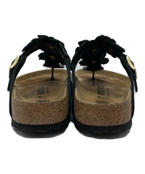 BIRKENSTOCK（ビルケンシュトック）BIRKENSTOCK (ビルケンシュトック) ギースフラワーレザーブラックトングサンダル ブラック サイズ:SIZE 36の古着・服飾アイテム
