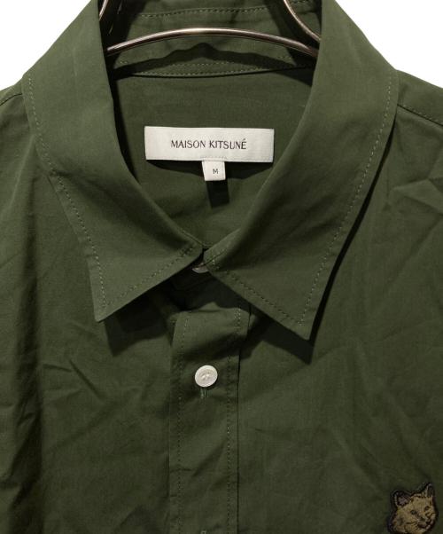 maison kitsune（メゾンキツネ）MAISON KITSUNE (メゾンキツネ) ボールドフォックスヘッドパッチシャツ カーキ サイズ:Mの古着・服飾アイテム