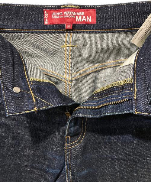JUNYA WATANABE COMME des GARCONS（(ジュンヤワタナベ コムデギャルソン）JUNYA WATANABE COMME des GARCONS ((ジュンヤワタナベ コムデギャルソン) LEVI'S (リーバイス) 再構築デニムパンツ インディゴ サイズ:Mの古着・服飾アイテム