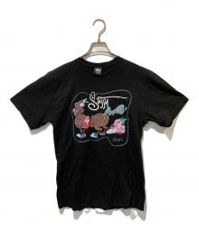 stussy×john K（ステューシー）の古着「プリントTシャツ」｜ブラック