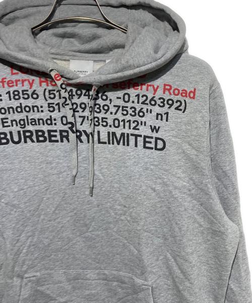 BURBERRY（バーバリー）BURBERRY (バーバリー) ホースフェリーロケーションプリントフーディ グレー サイズ:Lの古着・服飾アイテム