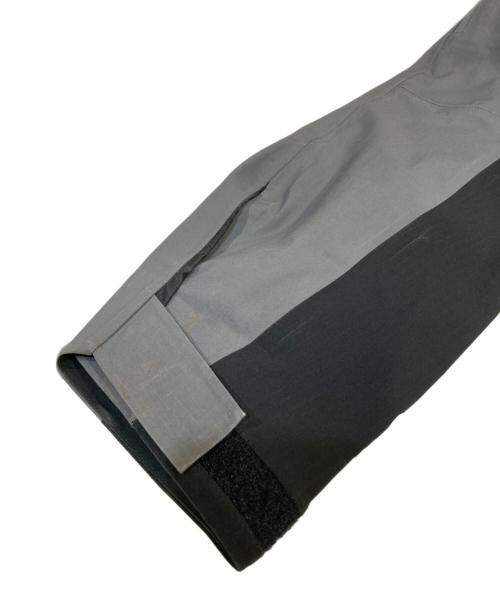 OUTDOOR GARMENT（アウトドアガーメント）OUTDOOR GARMENT (アウトドアガーメント) SLASH SHELL COEXISTマウンテンパーカー ブラック×グレー サイズ:Lの古着・服飾アイテム