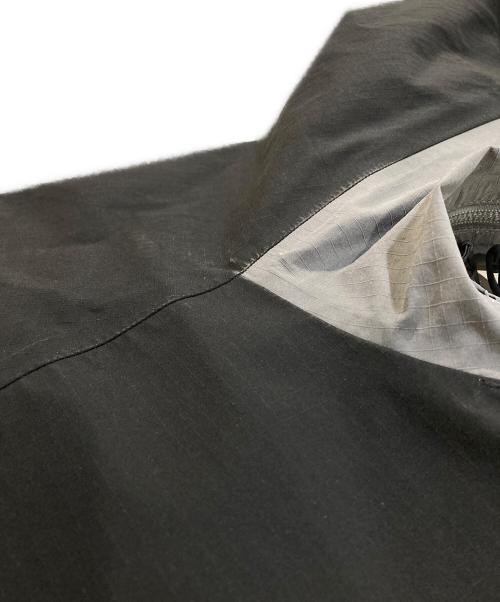 OUTDOOR GARMENT（アウトドアガーメント）OUTDOOR GARMENT (アウトドアガーメント) SLASH SHELL COEXISTマウンテンパーカー ブラック×グレー サイズ:Lの古着・服飾アイテム