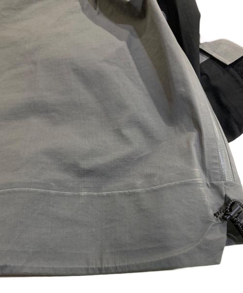 OUTDOOR GARMENT（アウトドアガーメント）OUTDOOR GARMENT (アウトドアガーメント) SLASH SHELL COEXISTマウンテンパーカー ブラック×グレー サイズ:Lの古着・服飾アイテム
