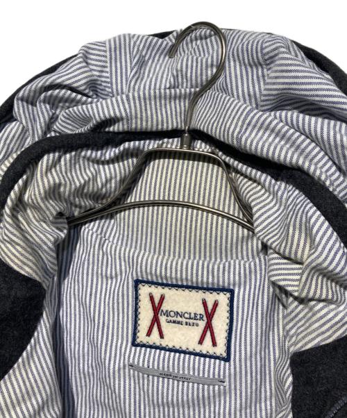 MONCLER GAMME BLEU（モンクレール ガム ブルー）MONCLER GAMME BLEU (モンクレール ガム ブルー) GIUBBINO ダウンジャケット グレーの古着・服飾アイテム