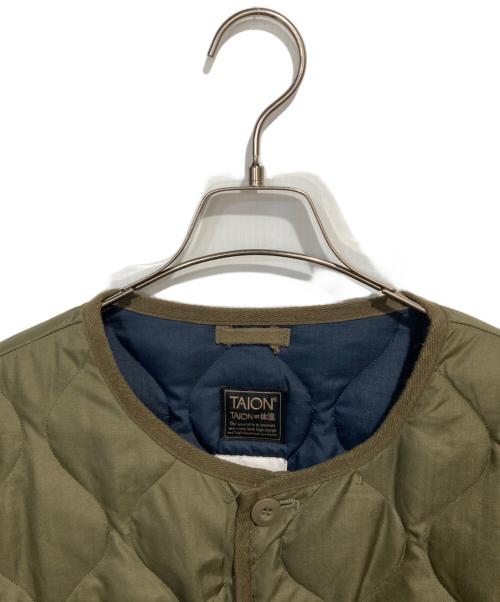 TAION（タイオン）TAION (タイオン) クルーネック ダウンコート カーキ サイズ:Lの古着・服飾アイテム