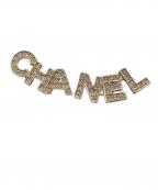 CHANELシャネル）の古着「アルファベットロゴピアス」｜ゴールド