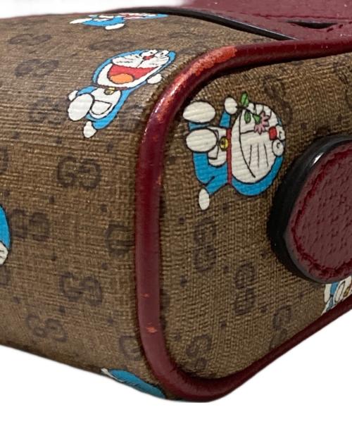 GUCCI（グッチ）GUCCI (グッチ) ドラえもん (ドラエモン) GGスプリーム ショルダーバッグ ブラウン×レッドの古着・服飾アイテム