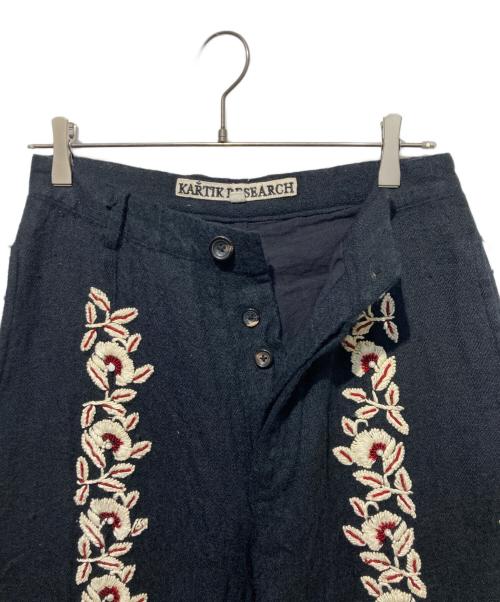 KARTIK RESEARCH（カーティックリサーチ）KARTIK RESEARCH (カーティックリサーチ) Floral Embroidered Trousers ブラック サイズ:30の古着・服飾アイテム