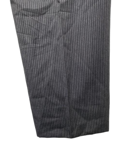 GIORGIO ARMANI（ジョルジオアルマーニ）GIORGIO ARMANI (ジョルジオアルマーニ) 2タックストライプスラックス グレー サイズ:48の古着・服飾アイテム