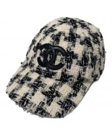 CHANEL（シャネル）の古着「ココマークレザーパッチツイードキャップ」｜ホワイト×ブラック