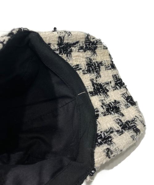 CHANEL（シャネル）CHANEL (シャネル) ココマークレザーパッチツイードキャップ ホワイト×ブラック サイズ:Mの古着・服飾アイテム