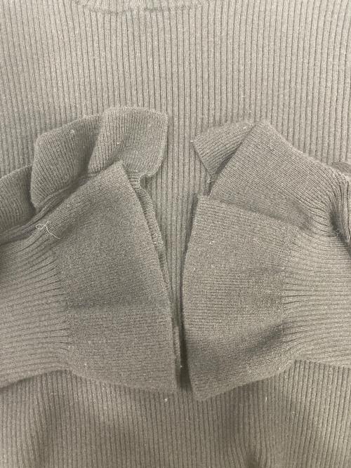 La TOTALITE（ラ ト―タリテ）La TOTALITE (ラ ト―タリテ) フリルスリーブハイネックプルオーバー ブラック サイズ:なしの古着・服飾アイテム