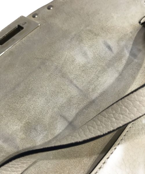 VALENTINO GARAVANI（ヴァレンティノ・ガラヴァーニ）VALENTINO GARAVANI (ヴァレンティノ・ガラヴァーニ) SMALL ROCKSTUD CROSSBODY BAG アイボリーの古着・服飾アイテム