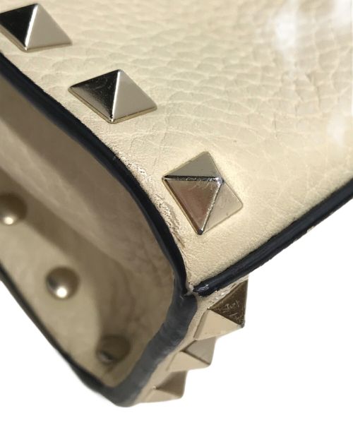 VALENTINO GARAVANI（ヴァレンティノ・ガラヴァーニ）VALENTINO GARAVANI (ヴァレンティノ・ガラヴァーニ) SMALL ROCKSTUD CROSSBODY BAG アイボリーの古着・服飾アイテム