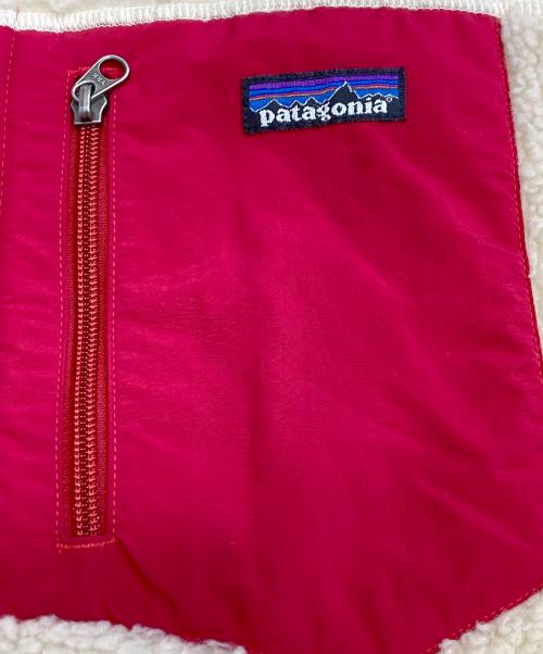 Patagonia（パタゴニア）Patagonia (パタゴニア) CLASSIC RETRO-X VEST アイボリー×レッド サイズ:Mの古着・服飾アイテム