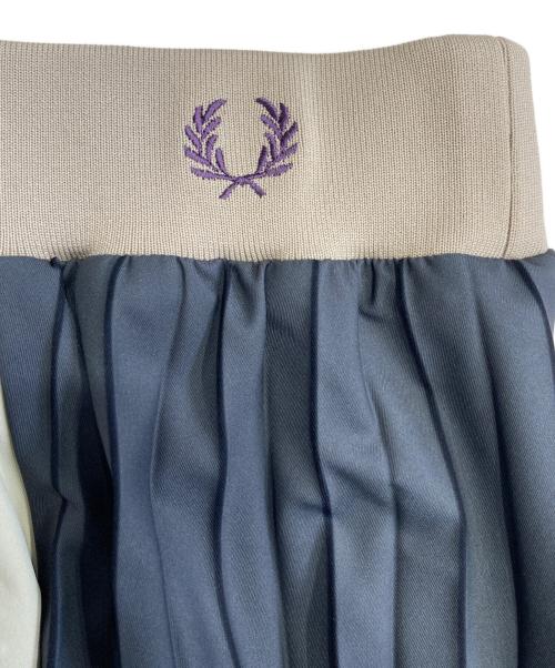 FRED PERRY（フレッドペリー）FRED PERRY (フレッドペリー) グラデーション カラー パネル スカート ベージュ サイズ:ウエスト64～70の古着・服飾アイテム