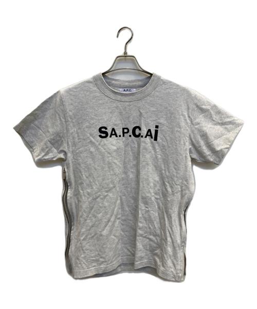 A.P.C.（アーペーセー）A.P.C. (アーペーセー) sacai (サカイ) サイドジップロゴ半袖Tシャツ グレー サイズ:Sの古着・服飾アイテム