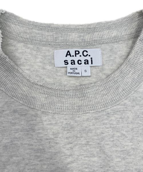 A.P.C.（アーペーセー）A.P.C. (アーペーセー) sacai (サカイ) サイドジップロゴ半袖Tシャツ グレー サイズ:Sの古着・服飾アイテム