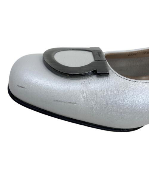 Salvatore Ferragamo（サルヴァトーレ フェラガモ）Salvatore Ferragamo (サルヴァトーレ フェラガモ) パンプス ホワイト サイズ:6 1/2の古着・服飾アイテム