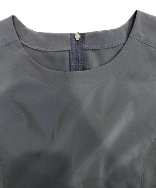 FOXEY NEWYORK（フォクシーニューヨーク）FOXEY NEWYORK (フォクシーニューヨーク) ノースリーブレイニーワンピース グレー サイズ:40の古着・服飾アイテム