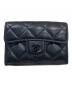 CHANEL（シャネル）の古着「マトラッセクラシックスモールフラップウォレット」｜ブラック