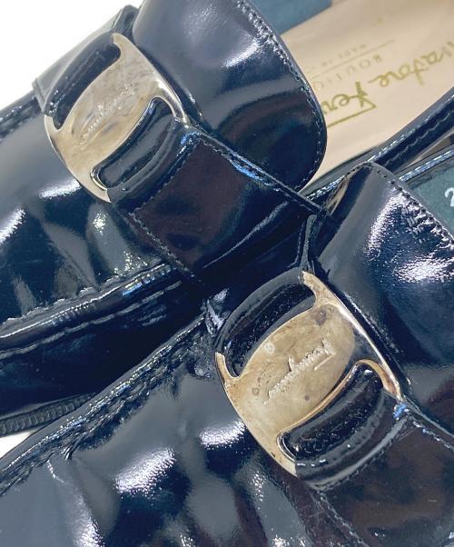 Salvatore Ferragamo（サルヴァトーレ フェラガモ）Salvatore Ferragamo (サルヴァトーレ フェラガモ) エナメルローファー ブラック サイズ:5の古着・服飾アイテム