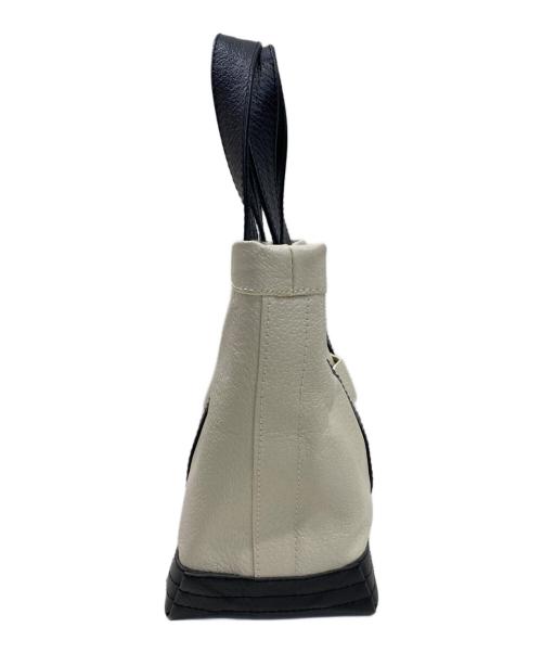 Cinquanta（チンクワンタ）Cinquanta (チンクワンタ) レザーハンドバッグ アイボリー×ブラックの古着・服飾アイテム