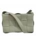 BOTTEGA VENETA（ボッテガベネタ）の古着「スモールカセットショルダーバッグ」｜アロエグリーン