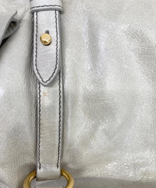 MIU MIU（ミュウミュウ）MIU MIU (ミュウミュウ) サイドリボンヴィッテロ2WAYバッグ グレーの古着・服飾アイテム