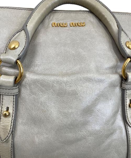 MIU MIU（ミュウミュウ）MIU MIU (ミュウミュウ) サイドリボンヴィッテロ2WAYバッグ グレーの古着・服飾アイテム
