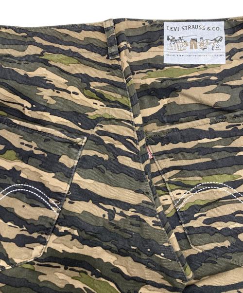 COMME des GARCONS JUNYA WATANABE MAN（コム デ ギャルソン ジュンヤ ワタナベ マン）COMME des GARCONS JUNYA WATANABE MAN (コム デ ギャルソン ジュンヤ ワタナベ マン) LEVI'S (リーバイス) タイガーカモデニムパンツ カーキ サイズ:Mの古着・服飾アイテム