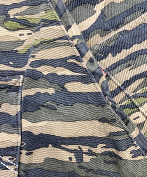 COMME des GARCONS JUNYA WATANABE MAN（コム デ ギャルソン ジュンヤ ワタナベ マン）COMME des GARCONS JUNYA WATANABE MAN (コム デ ギャルソン ジュンヤ ワタナベ マン) LEVI'S (リーバイス) タイガーカモデニムパンツ カーキ サイズ:Mの古着・服飾アイテム