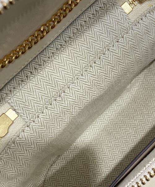 TORY BURCH（トリーバーチ）TORY BURCH (トリーバーチ) Kira Chevron Mini Vanity Case ベージュの古着・服飾アイテム