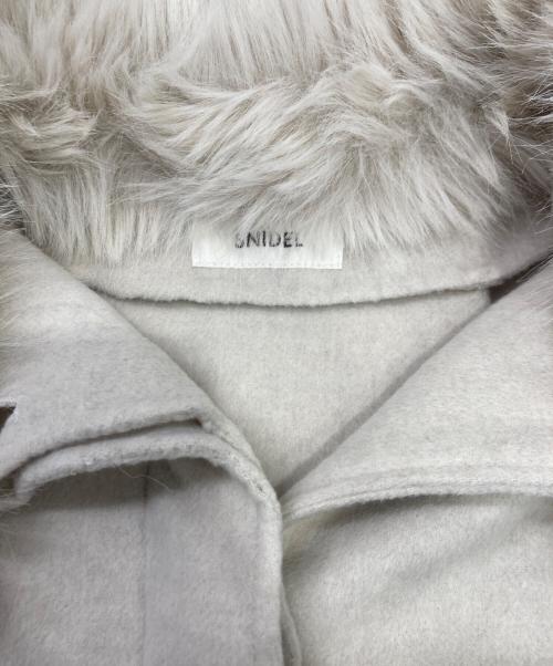 Snidel（スナイデル）Snidel (スナイデル) ファー付きミドルケープコート アイボリー サイズ:FREEの古着・服飾アイテム