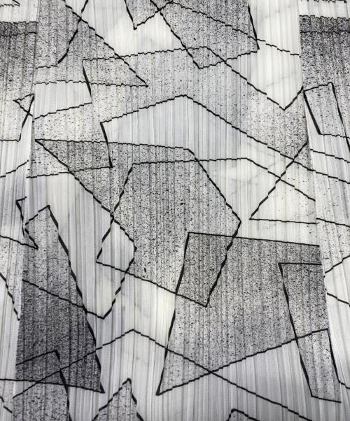 PLEATS PLEASE（プリーツプリーズ）PLEATS PLEASE (プリーツプリーズ) 幾何学プリントノースリーブワンピース ホワイト サイズ:3の古着・服飾アイテム