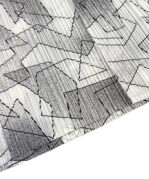 PLEATS PLEASE（プリーツプリーズ）PLEATS PLEASE (プリーツプリーズ) 幾何学プリントノースリーブワンピース ホワイト サイズ:3の古着・服飾アイテム