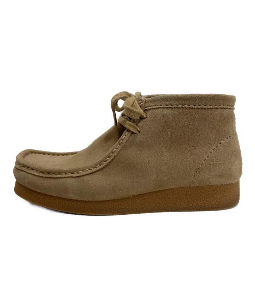 CLARKS（クラークス）CLARKS (クラークス) ワラビー ベージュ サイズ:UK7 1/2(26～26.5㎝）の古着・服飾アイテム