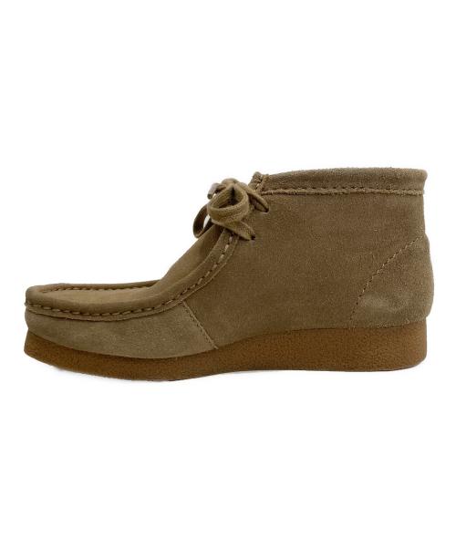 CLARKS（クラークス）CLARKS (クラークス) ワラビー ベージュ サイズ:UK7 1/2(26～26.5㎝）の古着・服飾アイテム