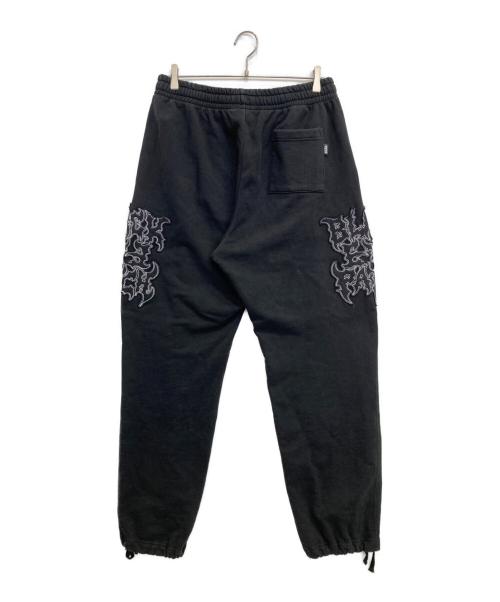 THE BLACK EYE PATCH（ブラックアイパッチ）THE BLACK EYE PATCH (ブラックアイパッチ) METAL LOGO FABRIC-STITCHED SWEAT PANTS ブラック サイズ:Lの古着・服飾アイテム
