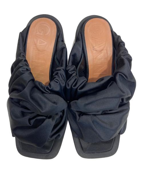 GANNI（ガニー）Ganni (ガニー) Ruched Satin Mules ブラック サイズ:37の古着・服飾アイテム