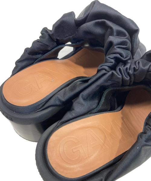 GANNI（ガニー）Ganni (ガニー) Ruched Satin Mules ブラック サイズ:37の古着・服飾アイテム