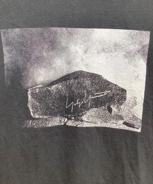 YOHJI YAMAMOTO PRODUCE（ヨウジヤマモト プロデュース）YOHJI YAMAMOTO PRODUCE (ヨウジヤマモト プロデュース) プリントTシャツ ブラック サイズ:3の古着・服飾アイテム