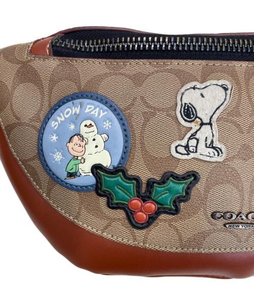 COACH（コーチ）COACH (コーチ) PEANUTS (ピーナッツ) ワーレン ベルト バッグ・シグネチャー キャンバス・パッチ ブラウンの古着・服飾アイテム