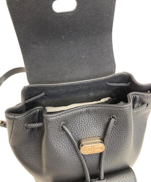 FURLA（フルラ）FURLA (フルラ) ダナエ レザー スモールフラップバックパック ブラックの古着・服飾アイテム